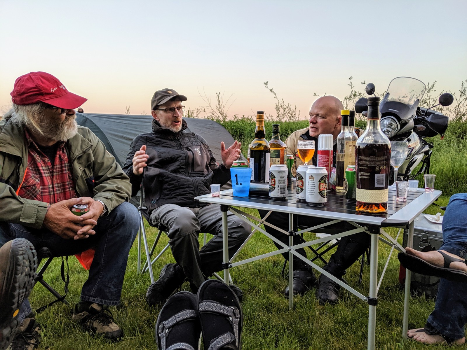 Snakken gik lystigt omkring det veldækkede campingbord. Den var SÅ stor forklarede John ;-)